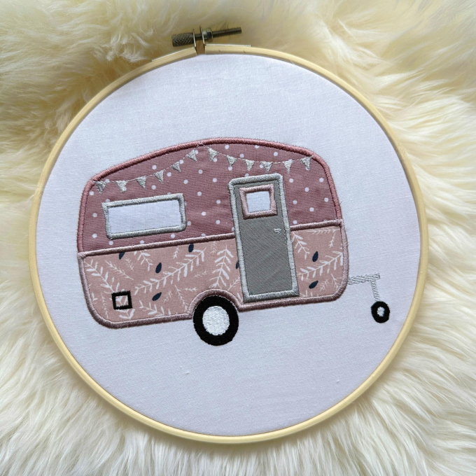 Stickdatei Rock Queen Wohnwagen