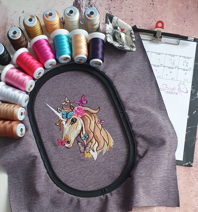 Fichier modèle broderie Licorne avec papillon Stickzebra