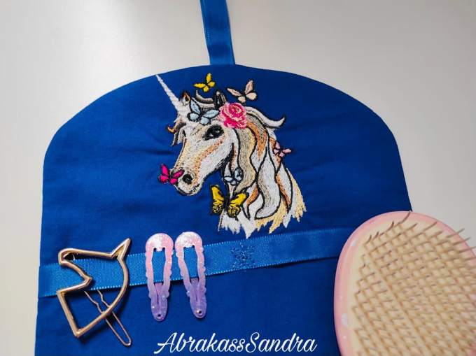 Fichier modèle broderie Licorne avec papillon Stickzebra