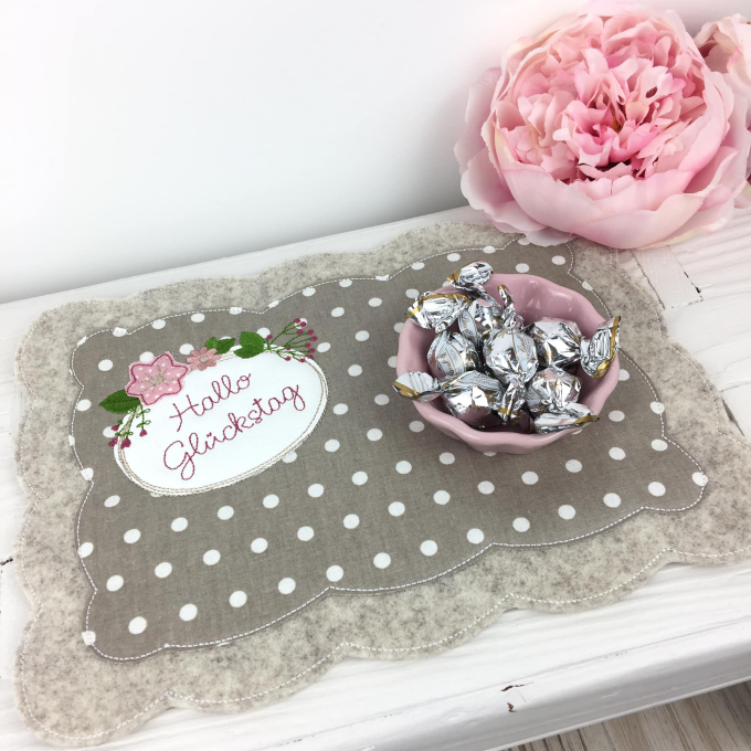 Fichier modèle broderie Écusson Hallo Glückstag Doodle Stickzeit