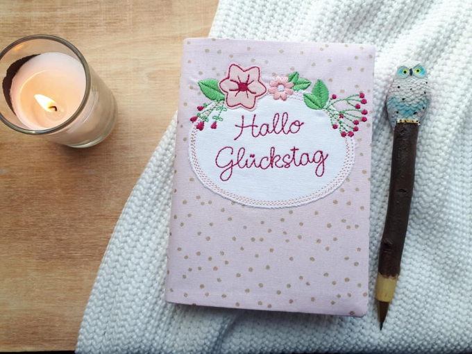 Fichier modèle broderie Écusson Hallo Glückstag Doodle Stickzeit
