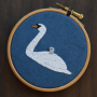 Handstickvorlage Fabelwald Höckerschwan, german