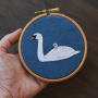 Handstickvorlage Fabelwald Höckerschwan, german