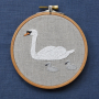 Handstickvorlage Fabelwald Höckerschwan, german