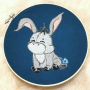 Stickdatei Stickzebra Esel mit Schleife, duits