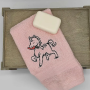 Borduurbestand Stickzebra Süßes Pony mit Karotte, Duits